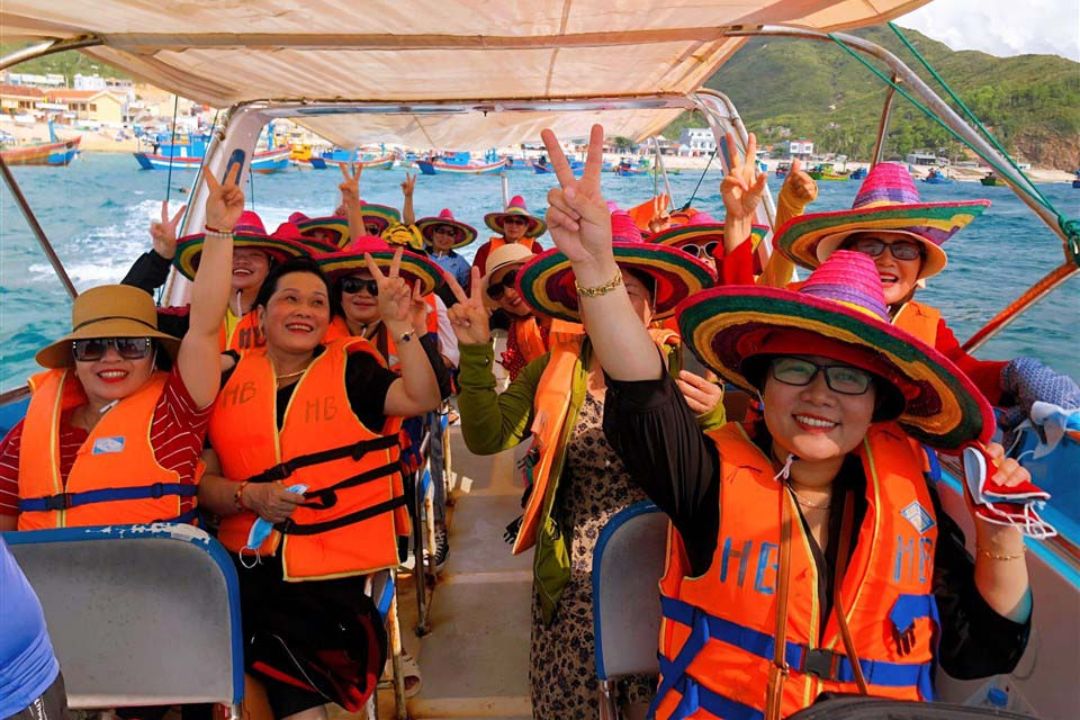 Trải nghiệm đi cano ra Bãi Tranh Nha Trang